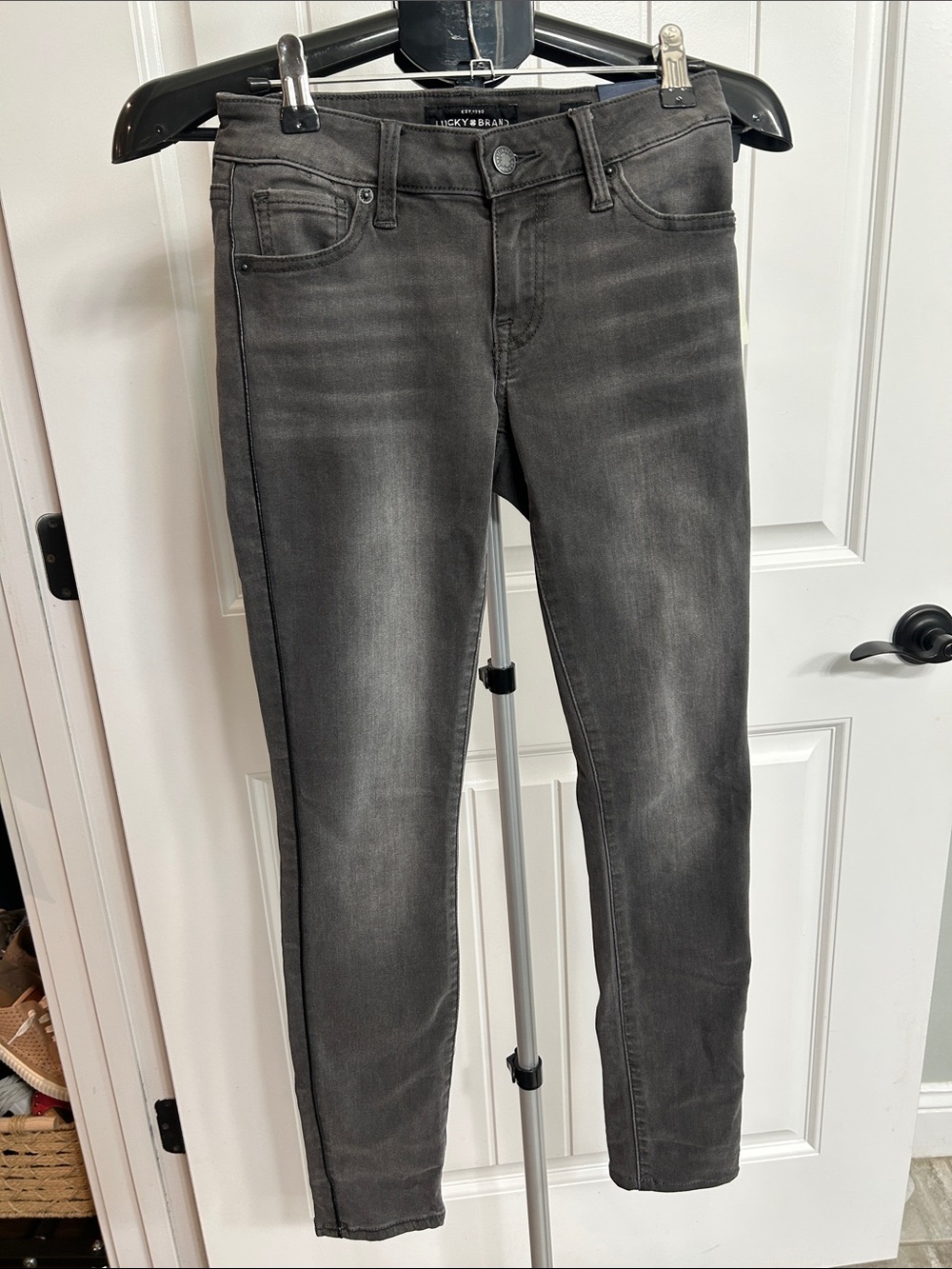 Lucky Brand Women's Jeans NWT Charcoal Wash / size 00 / Skinny leg